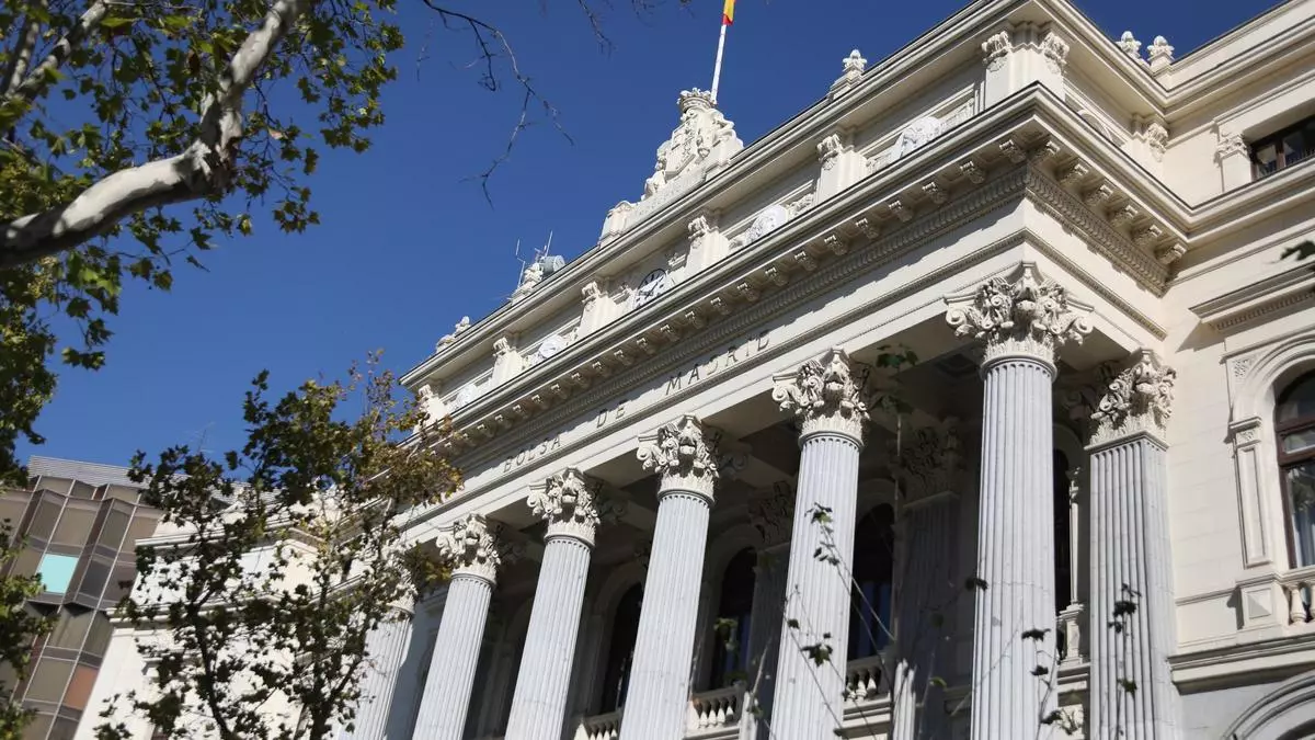 El Ibex 35 se aleja de los 13.900 puntos al caer un 0,45% arrastrado por la Fed