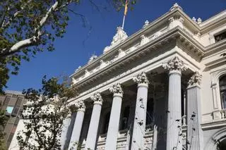 L’Ibex 35 s’allunya dels 13.900 punts al caure un 0,45 % arrossegat per la Fed