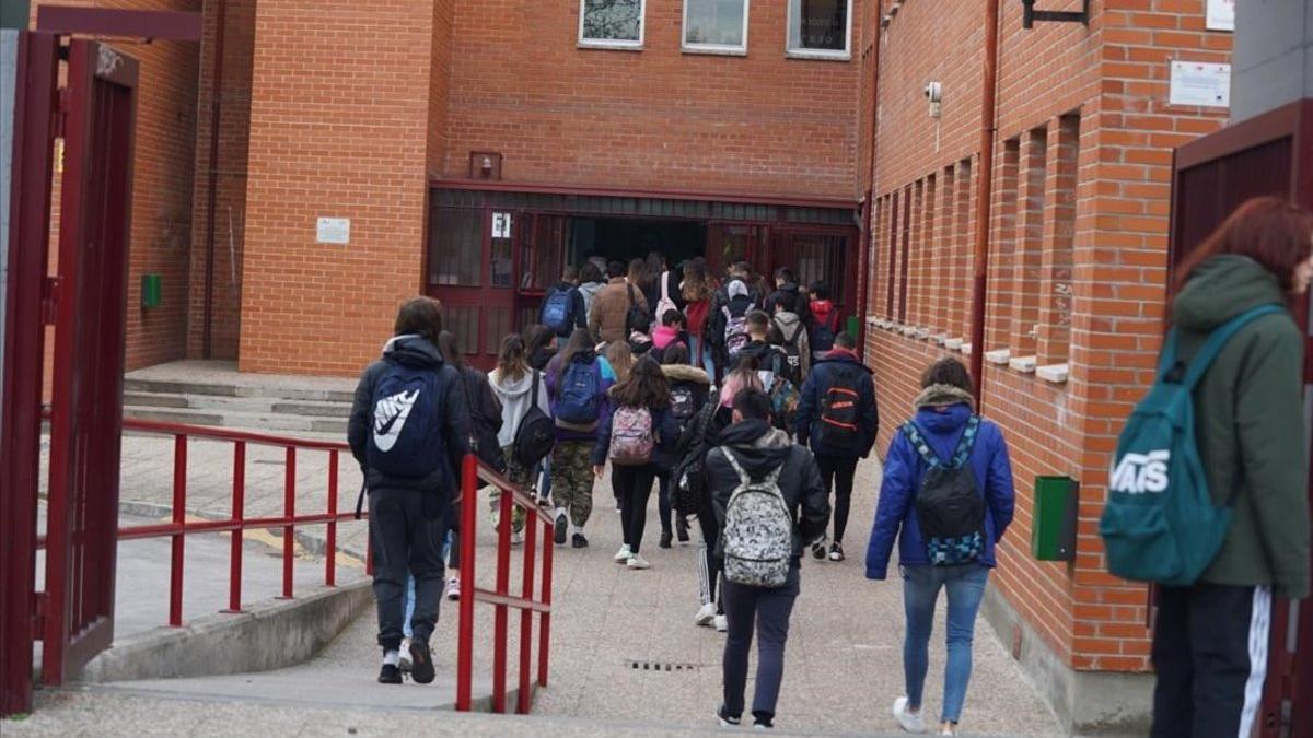 Alumnos del instituto Máximo Trueba de Bobadilla del Monte (Madrid) asisten a su última clase ante las medidas tomadas por el coronavirus