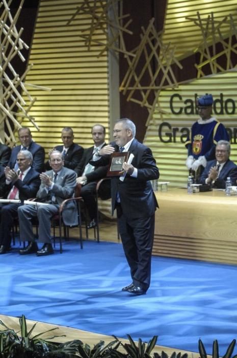 ENTREGA DE HONORES Y DISTINCIONES DEL CABILDO DE ...