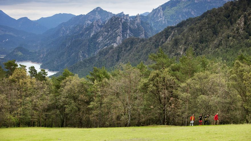 Un grup de senderistes fent una excursió per la Vall de Lord, al nord del Solsonès