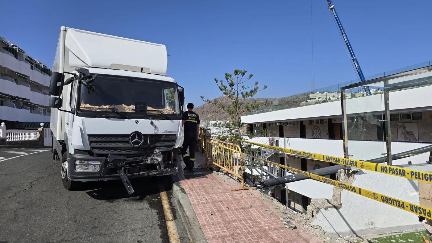 Así impactó un camión contra un complejo de apartamentos en Puerto Rico (Mogán)