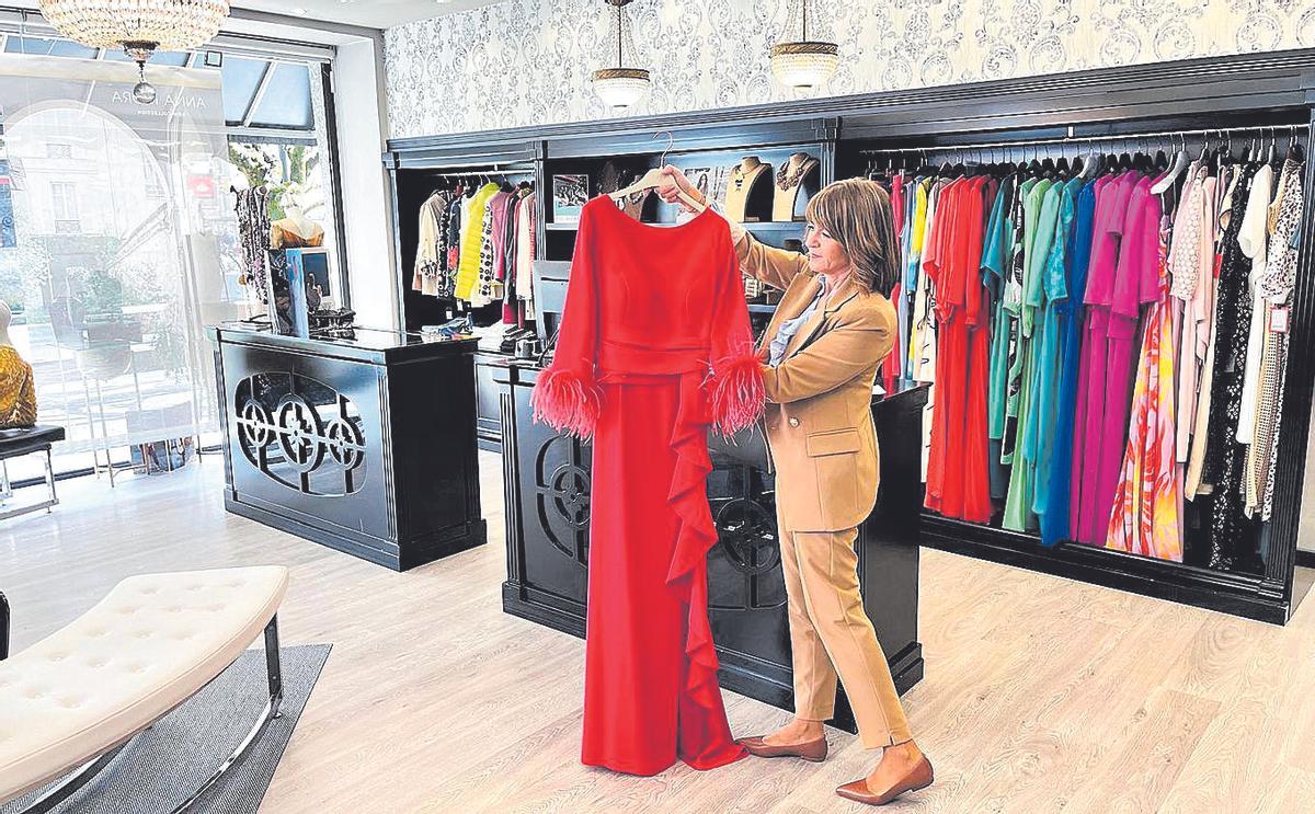 Ana Cao, de la tienda de moda Anna de A Estrada, muestra un vestido de fiesta.