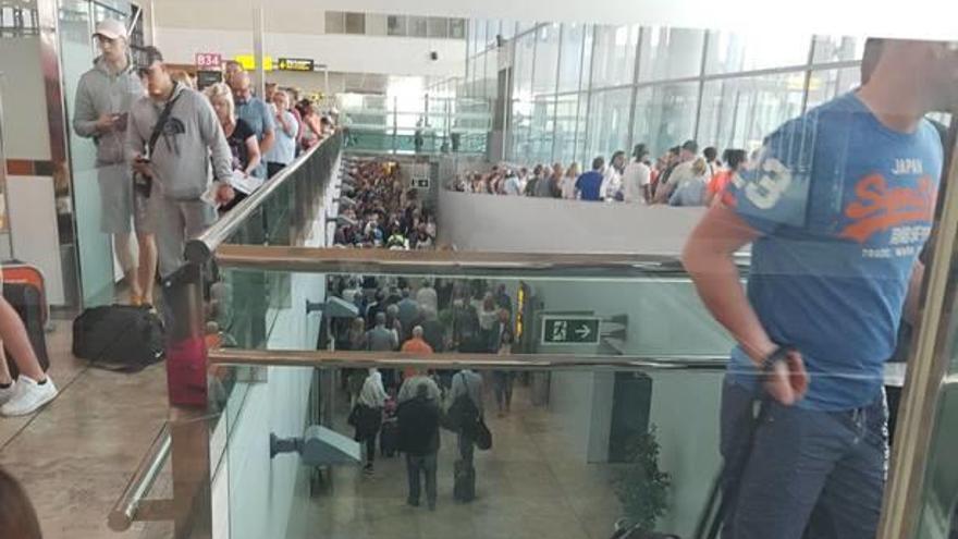 Colas y desmayos en El Altet por falta de policías para controlar pasaportes