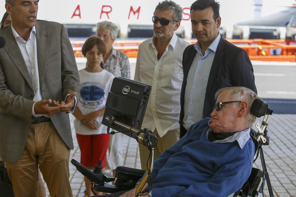 12/06/2016 CULTURA CIENCIA Llegada del físico Stephen Hawking al muelle de santa cruz en el crucero Britannia y  recibo por representantes del cabildo  puertos de tenerife y cámara de comercio para pasar un descanso en la isla y participar en el homenaje de STARMUS