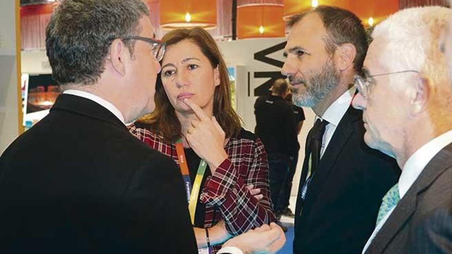 Biel Barceló y Francina Armengol charlan el lunes con el ministro Álvaro Nadal.