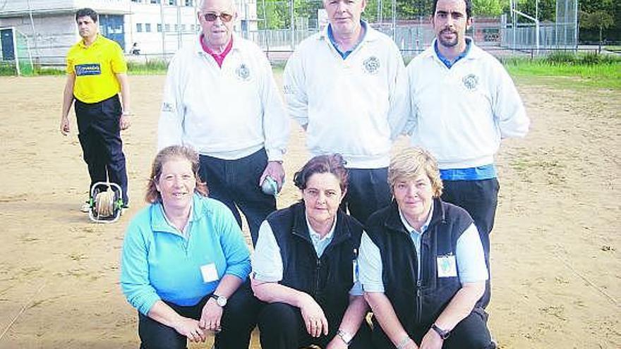 Los campeones senior, José Luis Manzanal, Enrique Soto y Eduardo Sampedro, y las campeonas femeninas, Adoración Romero, Ana Llano y Manuela Varela.