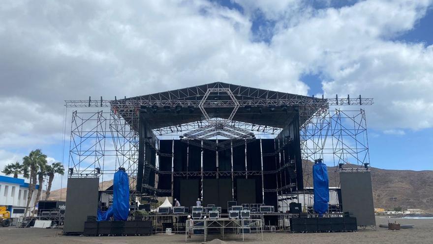 Escenario en la playa de Gran Tarajal, donde se celebra el festival Arena Negra. | | LP/DLP