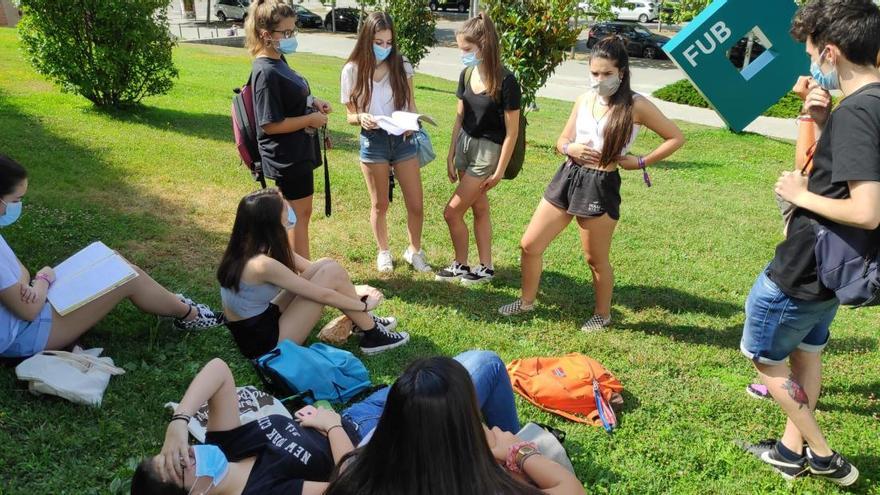 Alumnes del Quercus, a la pausa entre dos examens de la selectivitat a l&#039;edifici de la FUB