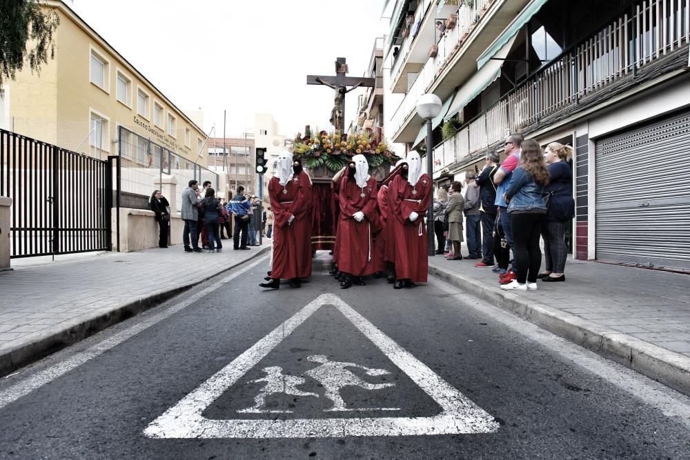 Las procesiones del Viernes Santo emocionan a miles de alicantinos