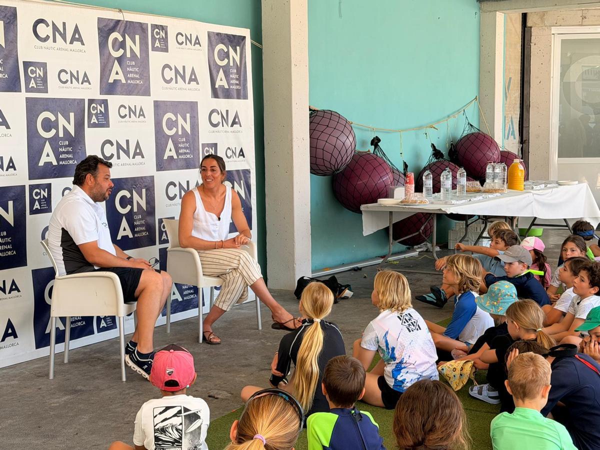 Paula Barceló junto con el gerente del CNA, Ferran Muniesa, durante la conversación abierta con la familia del club.