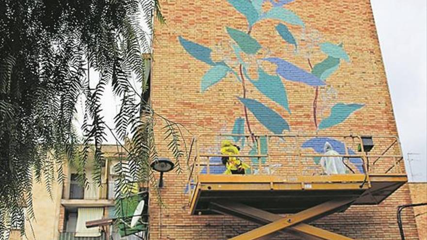 Sustituyen la placa franquista de un grupo de pisos por un mural urbano