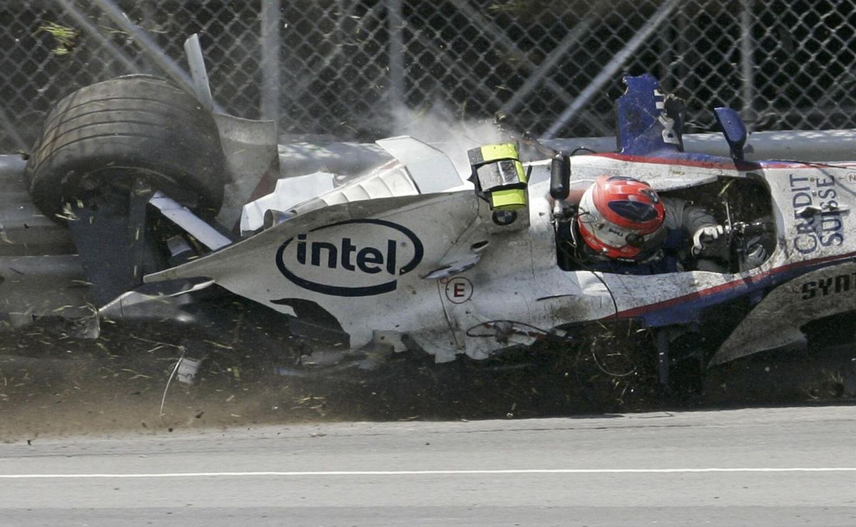 El piloto polaco de BMW Robert Kubica en el accidente que tuvo en Canadá en 2007.
