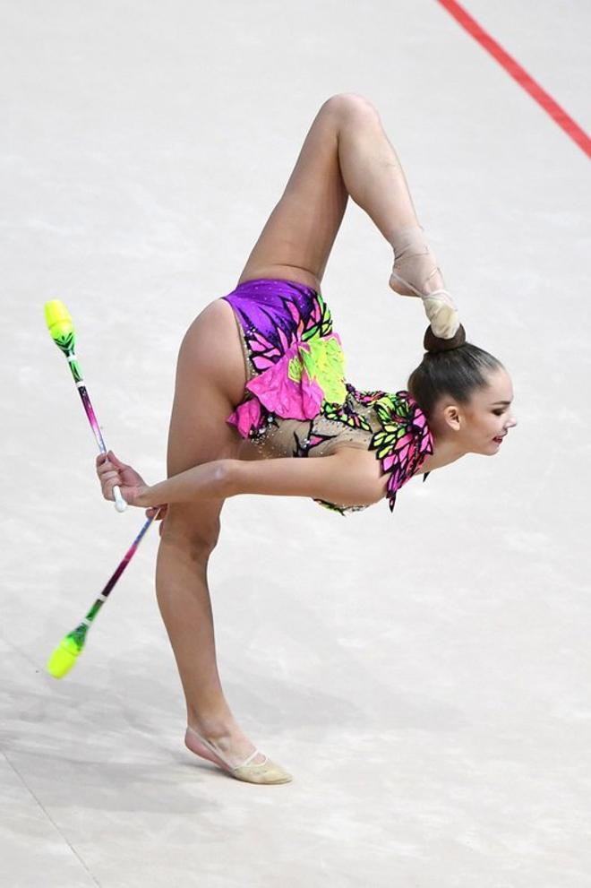 La gimnasta bielorrusa medallista de bronce, Anastasiia Salos, compite en el evento final completo individual senior durante el 36o Campeonato Europeo de Gimnasia Rítmica en Kiev.