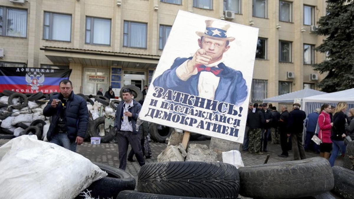 Manifestantes prorrusos ante el Ayuntamiento de Kramatorsk (Ucrania).