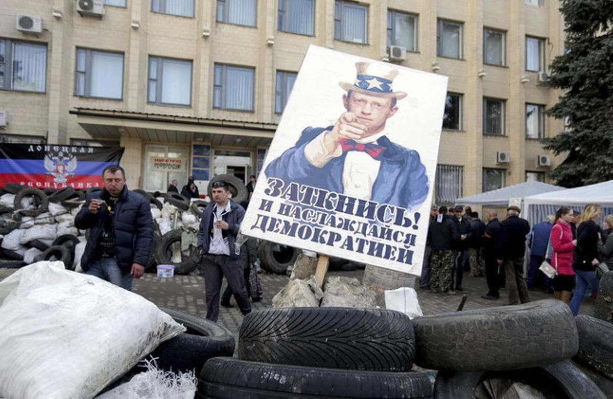 Manifestants prorussos davant l’Ajuntament de Kramatorsk (Ucraïna). Manifestants prorussos davant l’Ajuntament de Kramatorsk (Ucraïna).
