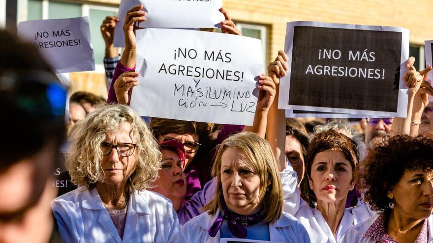 En el hospital se han concentrado en contra de la agresión