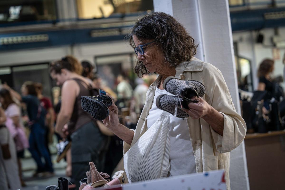 Ambiente en el outlet efímero de la cadena de zapaterías Casas, que ofrece descuentos en marcas como Converse, Aro o Camper, en Barcelona, el 22 de octubre de 2025.