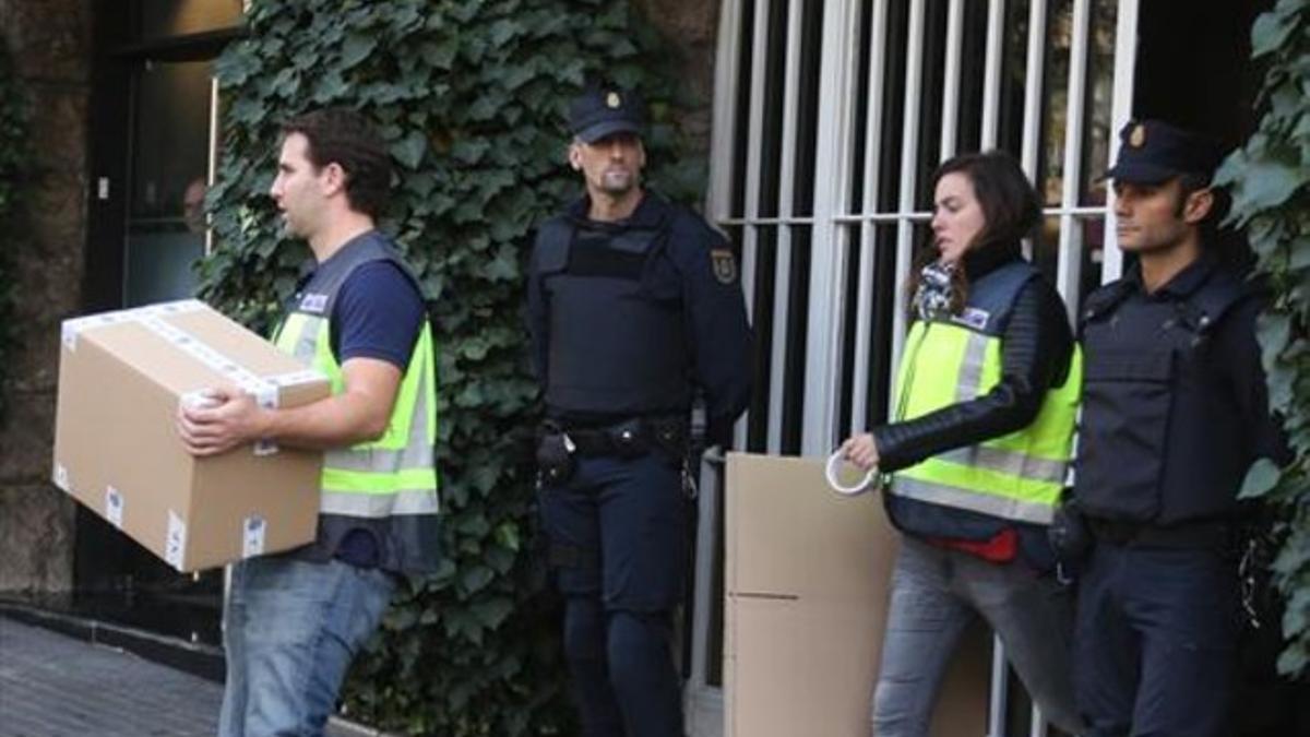 La Policía se lleva el material incautado en las dependencias utilizadas por Jordi Pujol Ferrusola en el domicilio de sus padres en Barcelona.