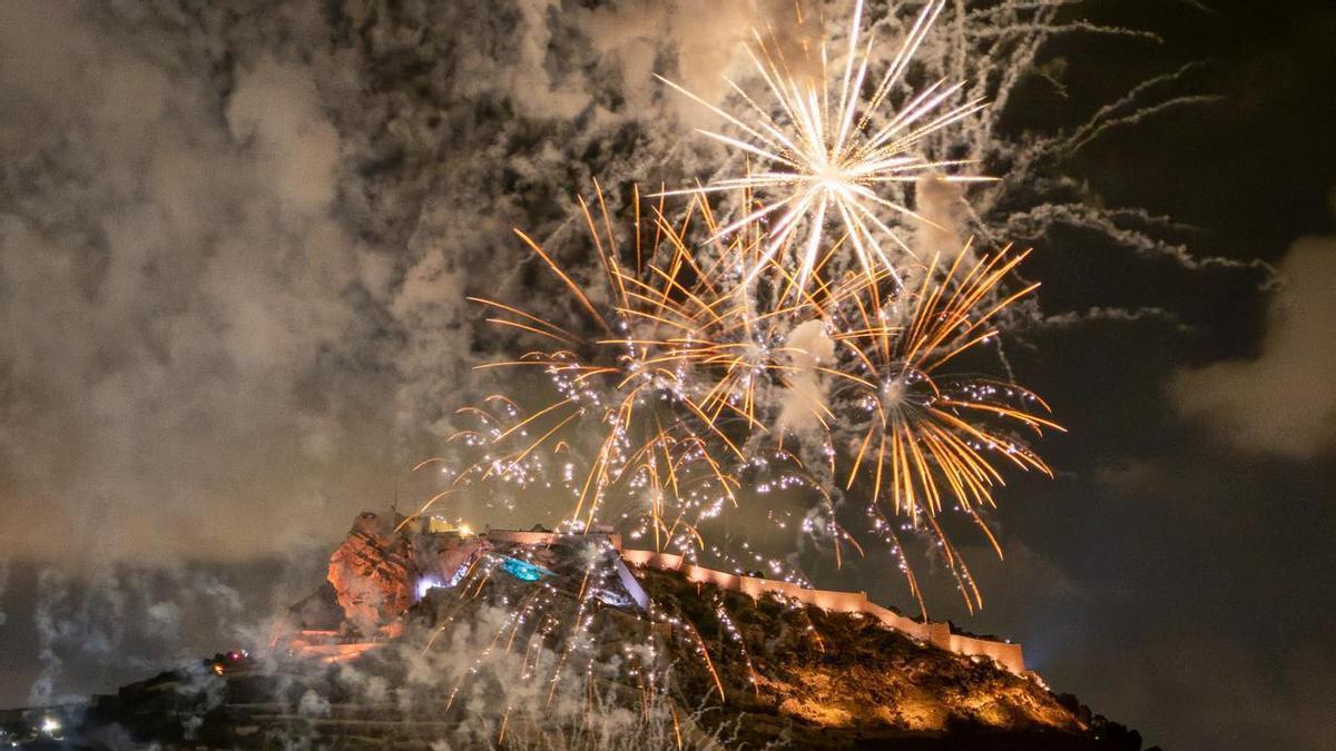 El concurso de fuegos artificiales de Alicante regresa al Postiguet con parte de la playa cerrada al público
