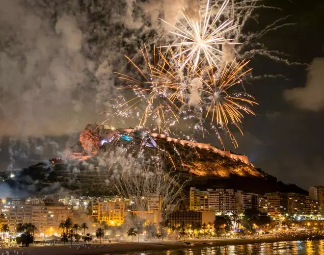 Pirotecnia Zaragozana abre el concurso de fuegos artificiales de El Postiguet en Alicante