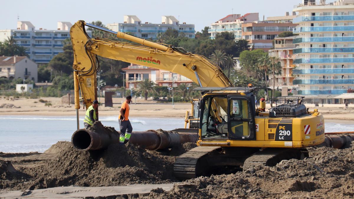 Trabajos de reposición de arena en la playa de La Pineda de Tarragona.