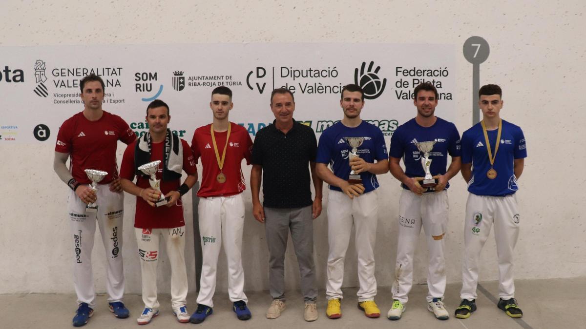 Entrega de trofeus als subcampions, de roig, i als campions, de blau.