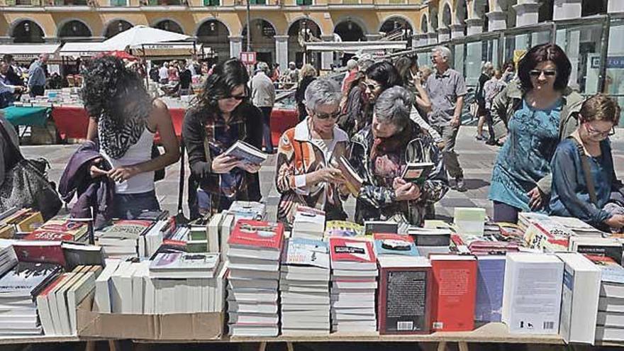 Celebració de Sant Jordi el 2015, a la Plaça Major de Palma.