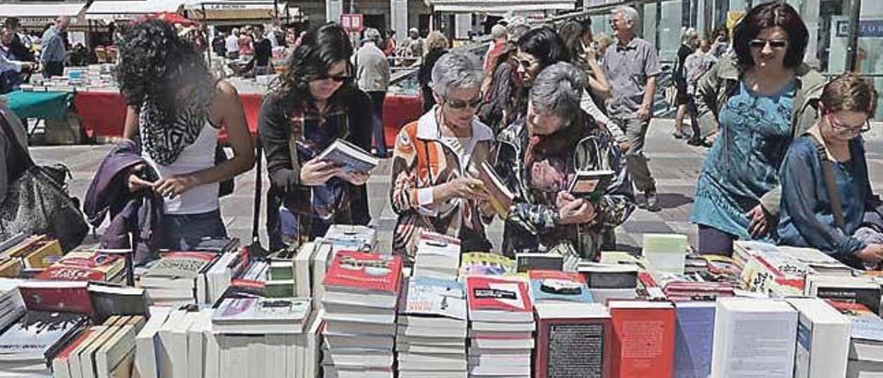 Celebració de Sant Jordi el 2015, a la Plaça Major de Palma.