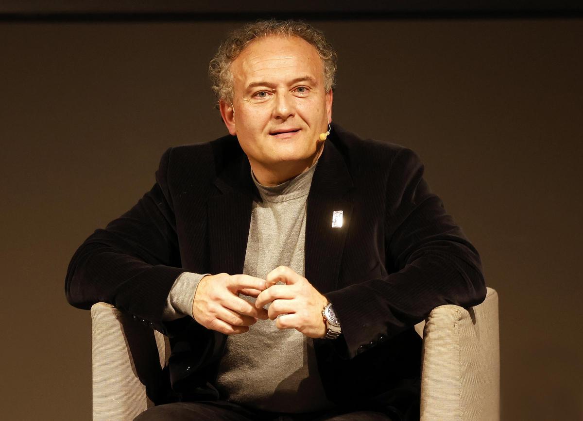 Armando Requeixo, crítico literario, secretario do Centro Ramón Piñeiro para investigación de Humanidades, e profesor da USC, invitado no Club Faro