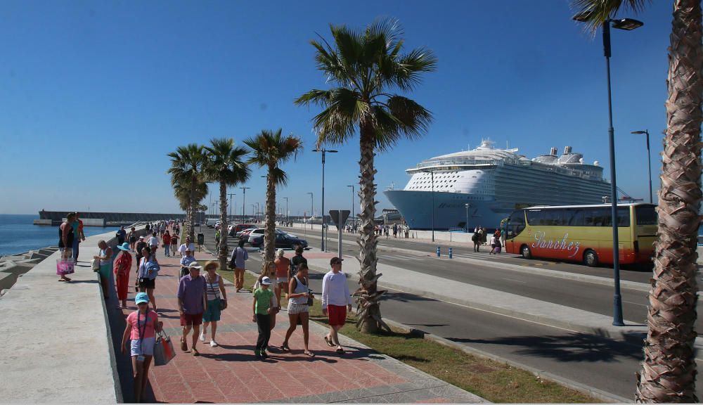 El crucero más grande del mundo, al igual que el Oasis y el Allure of the Seas, visita la capital de la Costa del Sol en una escala de diez horas.