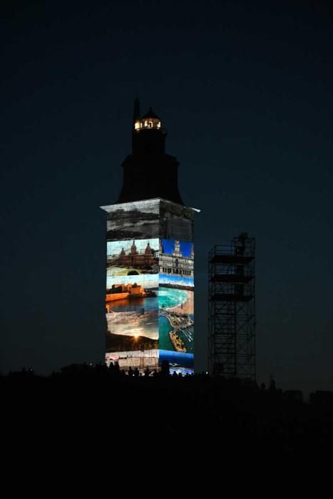 La Torre de Hércules culmina la celebración de su primera década como patrimonio de la humanidad con un espectáculo de luz y sonido proyectado sobre la fachada del monumento.