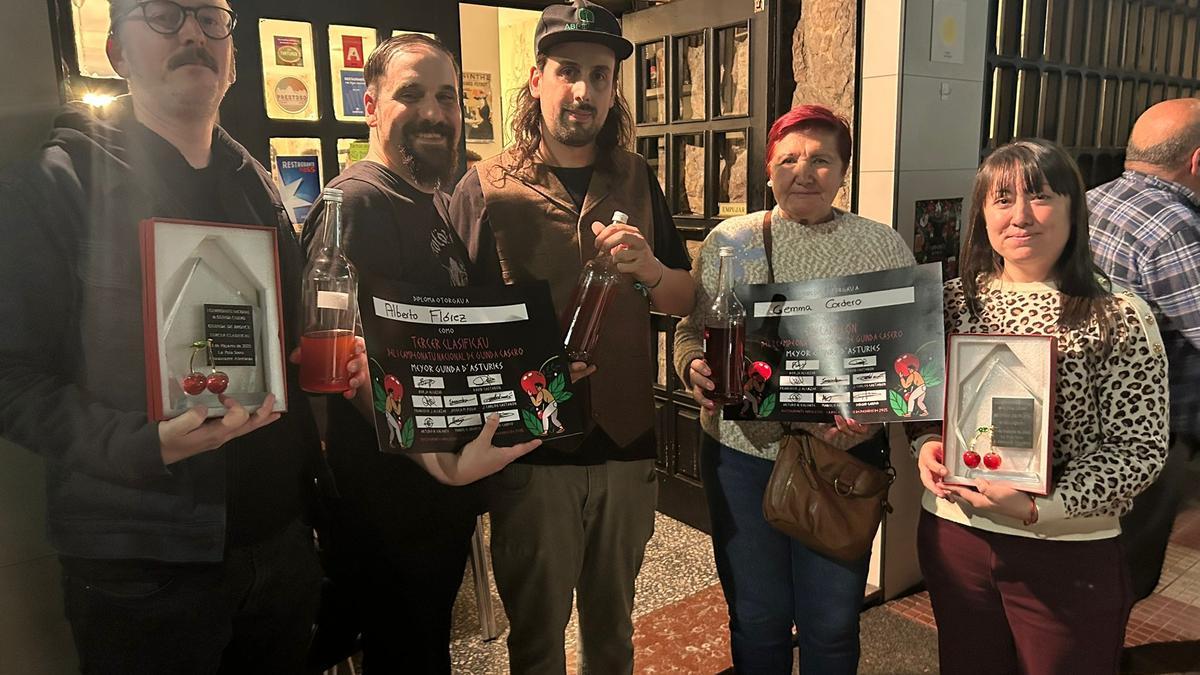 En imágenes, el concurso de licor de guinda casero en Pola de Siero