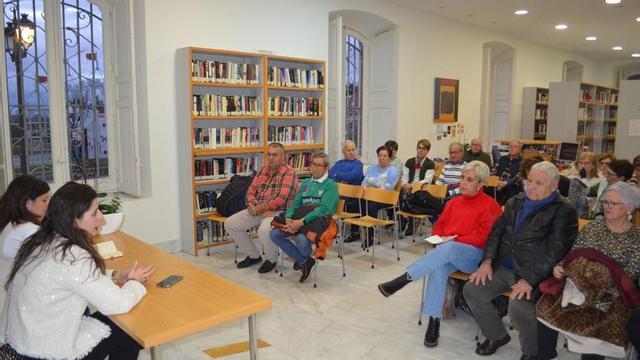Encuentro de la alcaldesa y la concejala de Bienestar Social (a la izquierda) con mayores, en la biblioteca. | E. P.