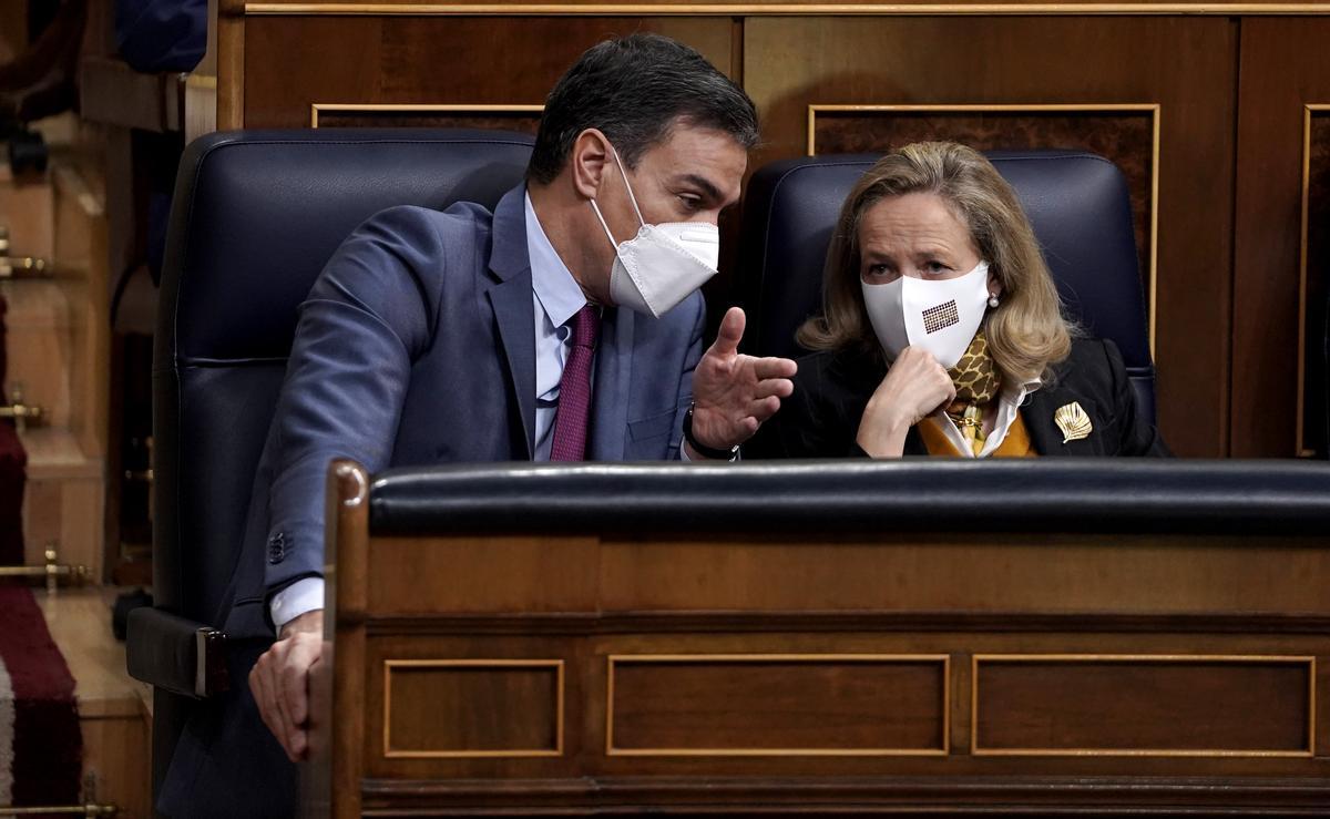 El presidente del Gobierno, Pedro Sánchez, y la vicepresidenta primera, Nadia Calviño, durante una sesión en el Congreso. 