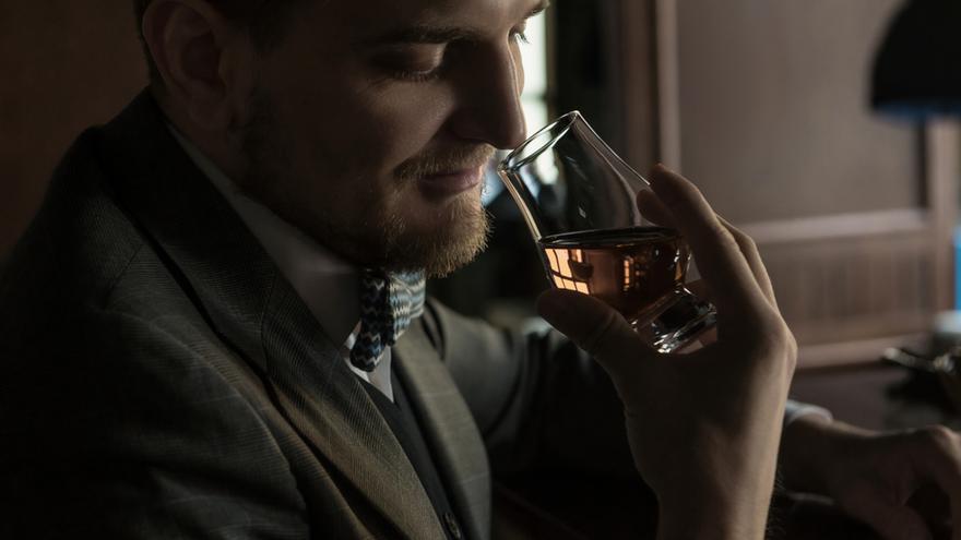 Una imagen de archivo de una persona oliendo un whisky.
