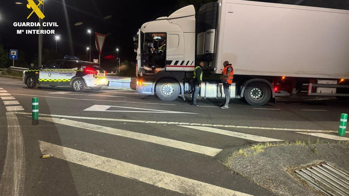 La Guardia Civil 'caza' a un camionero a 168 km/h en el corredor Brión-Noia y lo detienen por estar en busca y captura.