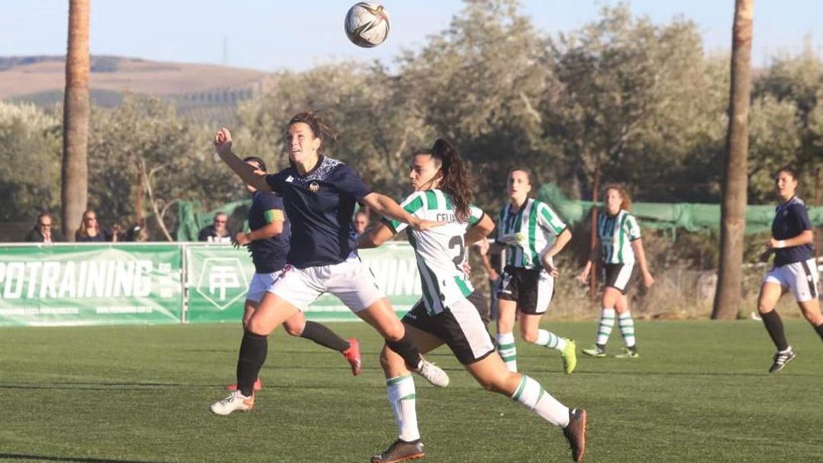 Celia Ruano disputa un balón por alto.