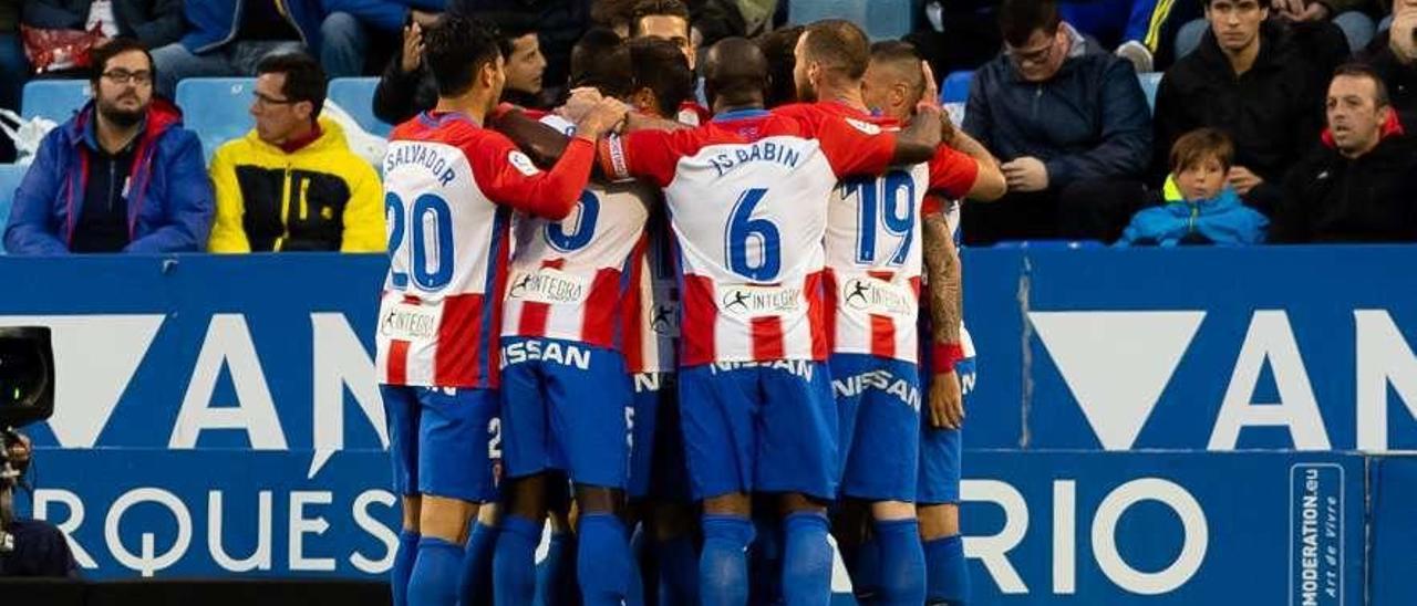 Los jugadores del Sporting celebran uno de los goles de Lod en el partido ante el Zaragoza.