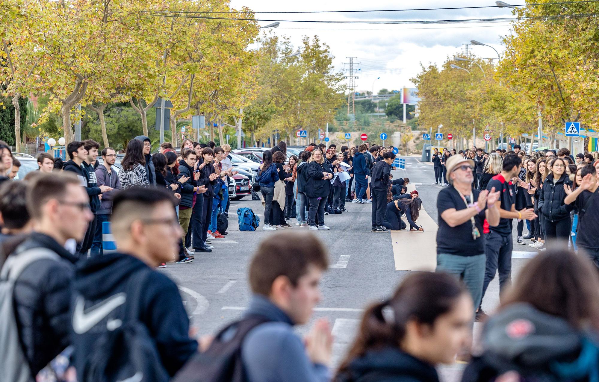 Alumnos de los institutos de Benidorm forman una "Cadena Humana" en la zona escolar del Salt de l'Aigua contra la violencia de género