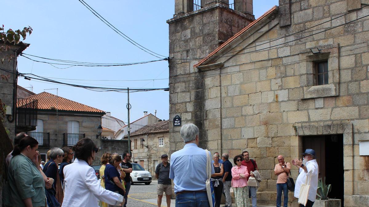 Participantes en el itinerario valleinclaniano por Vilanova