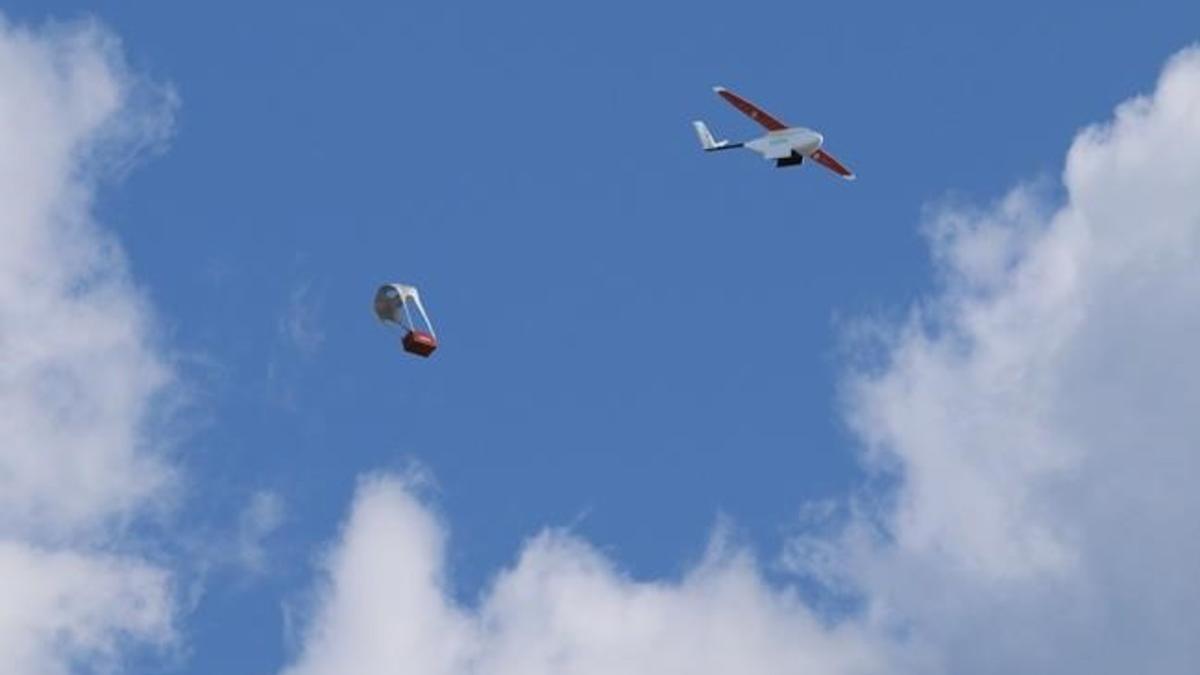 Un drone de la compañía Zipline lanza una caja cargada con material sanguíneo para atender a una llamada de emergencia de un hospital en Muhanga (Ruanda).