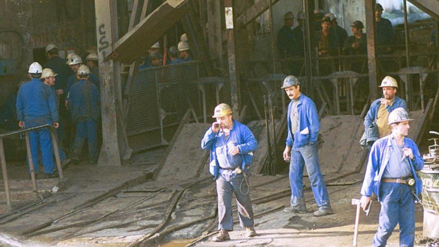 Un grupo de trabajadores de Mina La Camocha durante un cambio de turno.