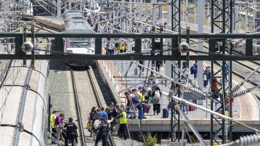 Miles de viajeros se quedan en tierra tras suspender Renfe el servicio de tren