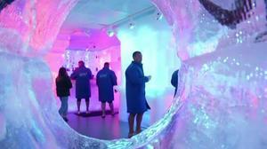 Tot el mobiliari del local està fabricat amb gel.