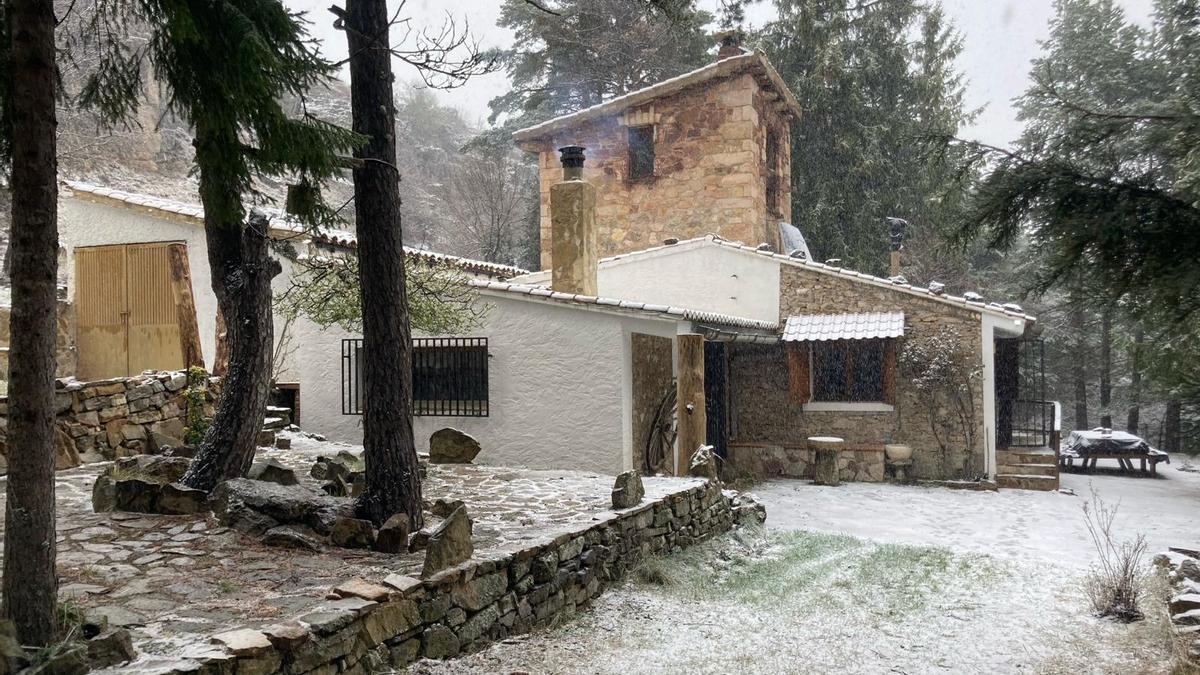Imagen del Mas del Penyagolosa, que ha amanecido este domingo cubierto de nieve en uno de los puntos más altos de la provincia de Castellón.