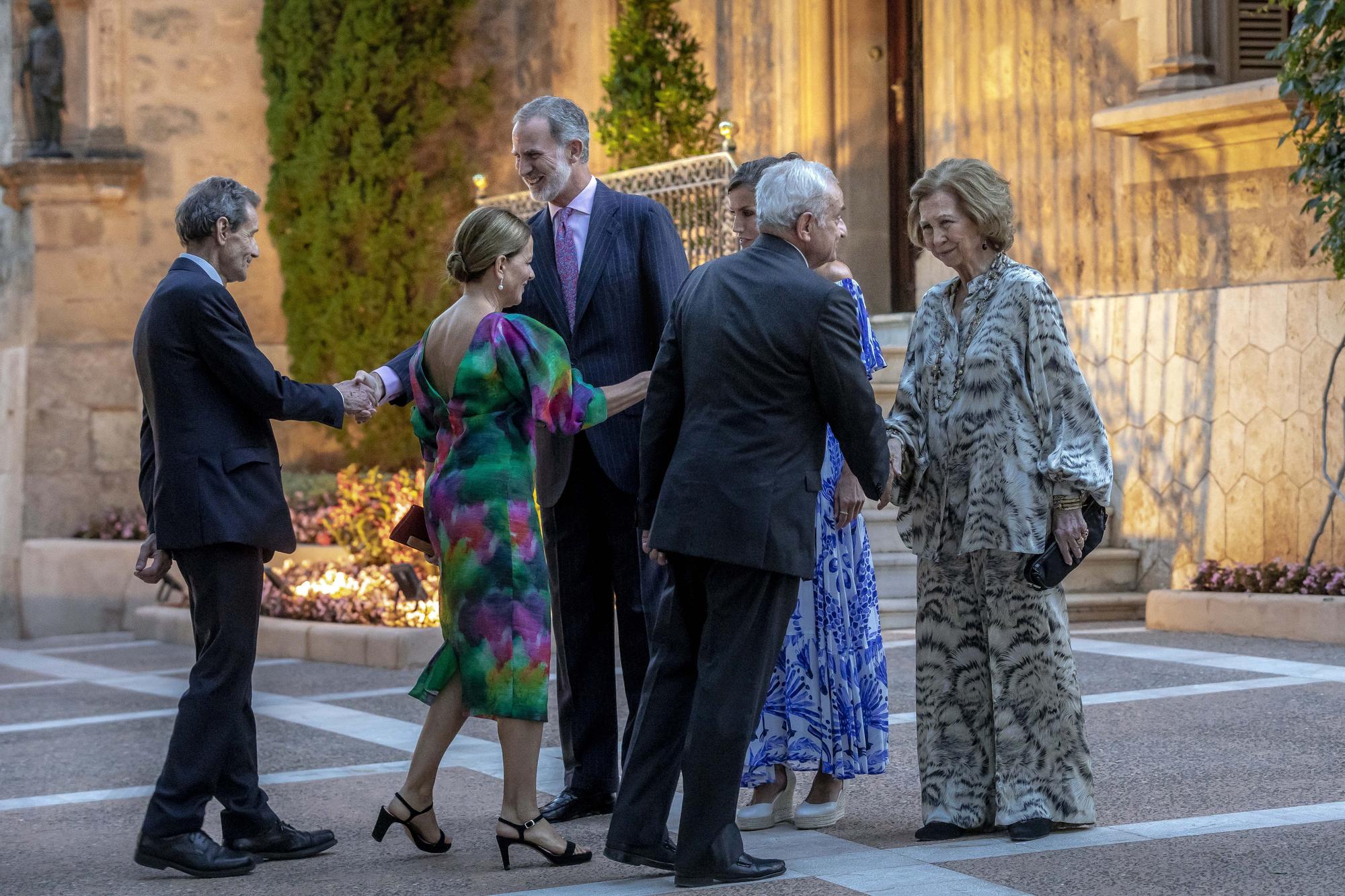 Mira aquí todas las fotos de la visita de los Reyes al Palacio Marivent para recibir a la sociedad balear