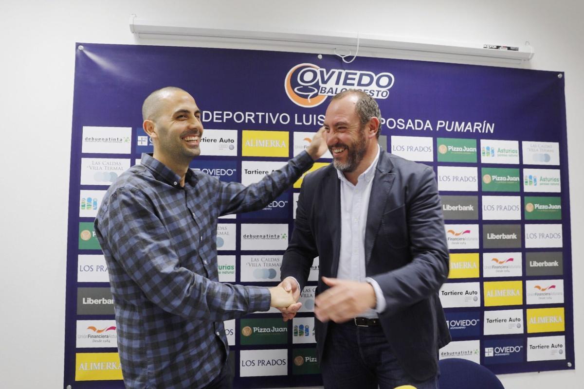 JAVIER RODRIGUEZ, JUNTO AL PRESIDENTE HECTOR GALAN, DURANTE SU PRESENTACION. BALONCESTO. OVIEDO BALONCESTO. JAVI RODRIGUEZ. NUEVO ENTRENADOR