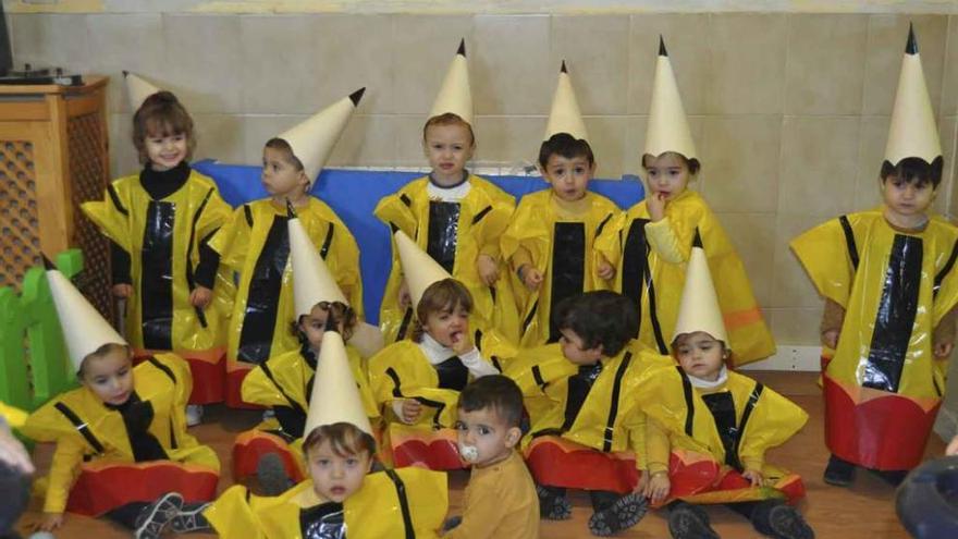 Niños disfrazados de lápiz en una guardería de Roales del Pan.