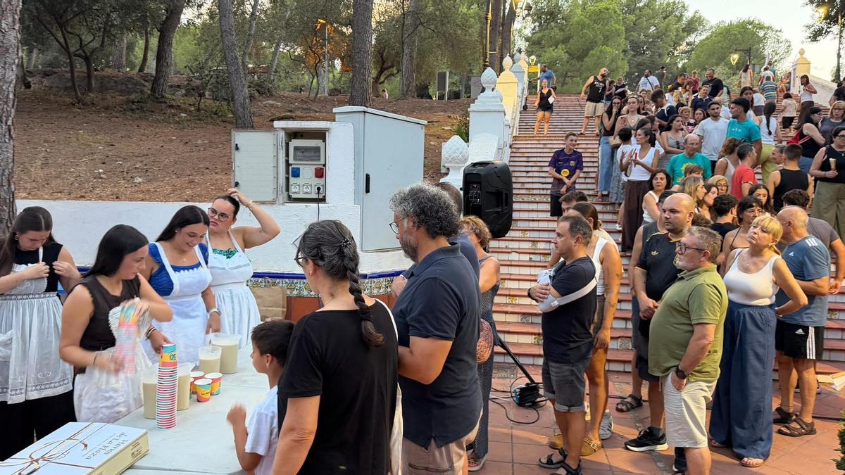 Tras finalizar el sorteo, la reina y las damas de este 2026 fueron las encargadas de repartir horchata y 'fartons' entre los peñistas congregados en el Termet.